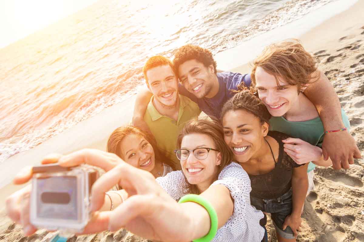 groepsfoto op het strand tijdens jongeren groepsreizen