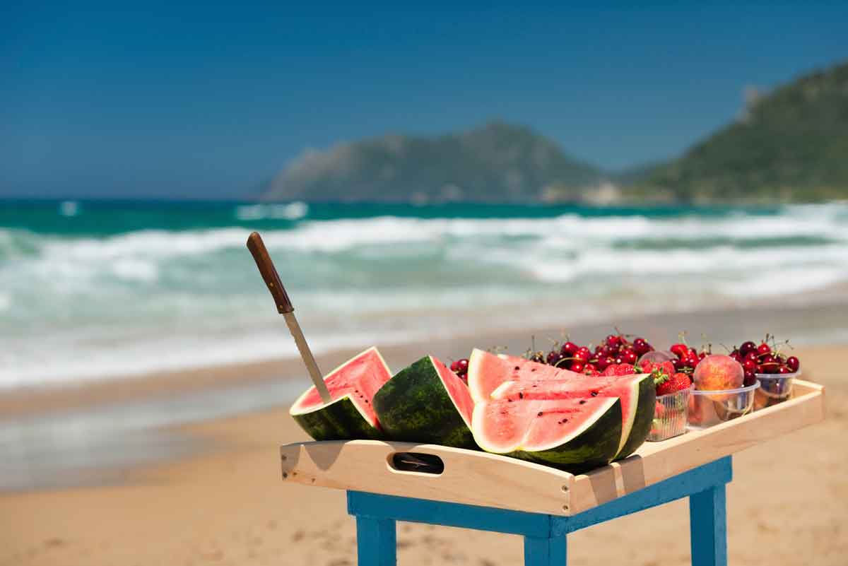 vers fruit op het strand