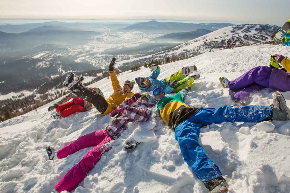 wintersport vrienden lol in de sneeuw
